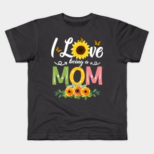 I love being a mom Kids T-Shirt